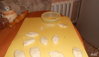 Пирожки с луком и яйцом - фото шаг 3