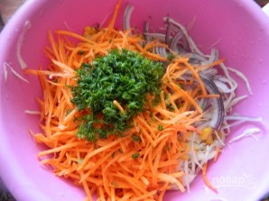 Капустный салат с морковью и кукурузой - фото шаг 4