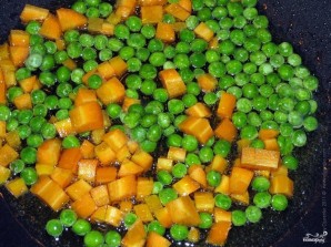 Морковь с зелёным горошком - фото шаг 3