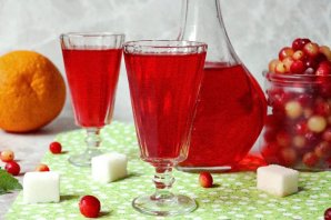 Клюквенная водка - фото шаг 11