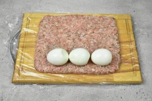 Мясной рулет с яйцом - фото шаг 6