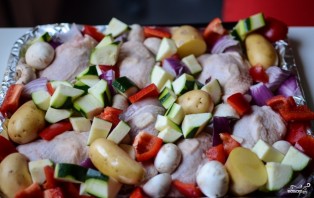 Курица, запеченная с овощами в духовке - фото шаг 3