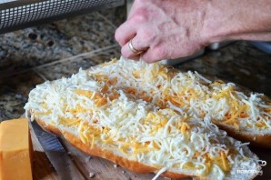 Хлеб с сыром и чесноком в духовке - фото шаг 5