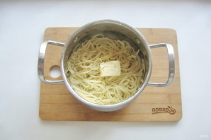 Спагетти с сыром и чесноком - фото шаг 3