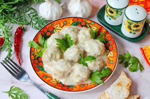 Фрикадельки в молочном соусе