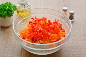 Салат "Витаминка" из капусты, моркови и перца - фото шаг 4