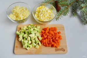 Заливной салат с креветками и авокадо - фото шаг 3