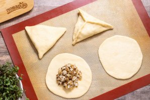 Пирожки с солеными грибами - фото шаг 11