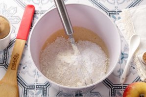 Быстрый яблочный пирог - фото шаг 6