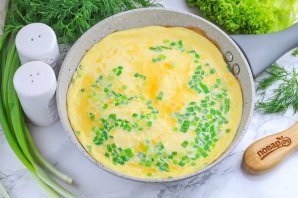 Омлет с зеленым луком на сковороде - фото шаг 6