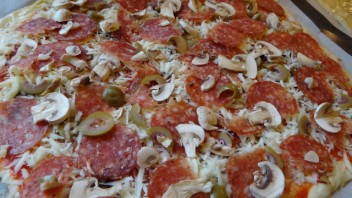 Пицца с колбасой и грибами - фото шаг 4