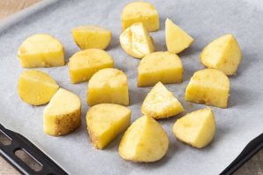 Запеченный картофель с чесноком - фото шаг 5