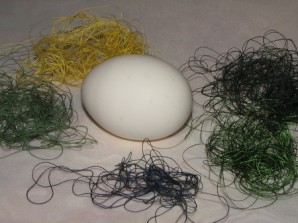Яйца, крашенные нитками - фото шаг 2