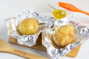 Картошка в мундире в фольге в духовке - фото шаг 2