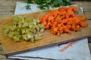 Салат из огурцов с морковкой - фото шаг 2