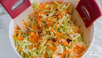 Капустный салат с клюквой - фото шаг 5