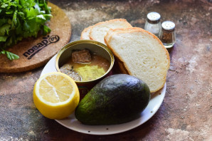 Бутерброды с авокадо и тунцом - фото шаг 1