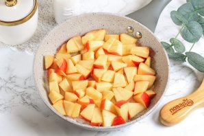 Творожный пирог на сковороде с яблоками - фото шаг 5