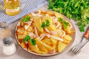 Жареная картошка с кальмарами на сковороде - фото шаг 8