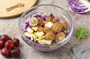 Салат из красной капусты с виноградом - фото шаг 5