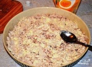 Слоеный салат с курицей и ананасами - фото шаг 2