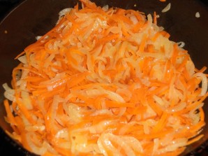 Рыба, тушеная с морковью и луком - фото шаг 2