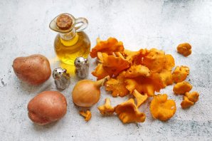 Жареная картошка с лисичками и луком на сковороде - фото шаг 1