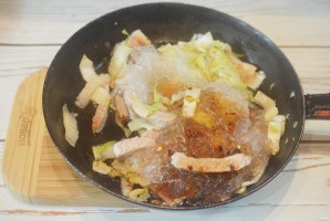 Свиные отбивные с китайской капустой и рисовой лапшой - фото шаг 8