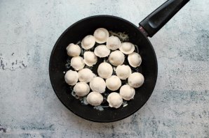 Жареные пельмени с луком на сковороде - фото шаг 3