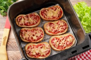 Бутерброды с колбасой и сыром - фото шаг 16