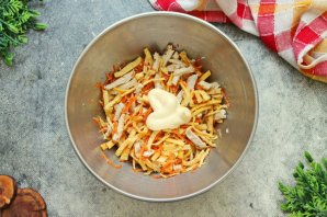 Салат с курицей, омлетом и корейской морковью - фото шаг 8