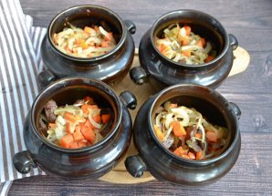 Мясо с грибами в горшочках - фото шаг 10