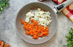 Тушеные куриные бедра - фото шаг 5