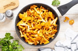 Тушеная картошка с лисичками - фото шаг 6