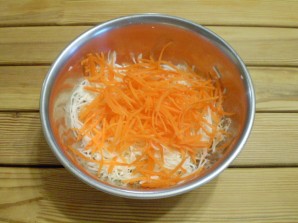 Салат витаминный из капусты и моркови с уксусом - фото шаг 3