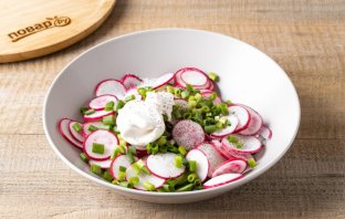Салат с редисом, огурцом и зеленым луком - фото шаг 5