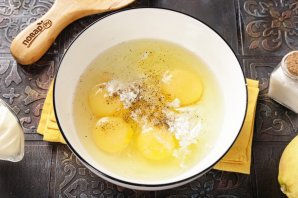 Салат с курицей и блинчиками