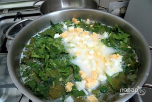 Суп из щавеля с плавленым сыром и яйцами - фото шаг 8