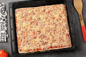 Квадратная пицца с колбасой - фото шаг 7