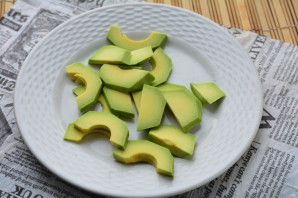 Салат с авокадо и маслинами - фото шаг 8