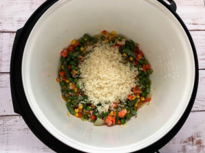 Рис с замороженными овощами в мультиварке - фото шаг 4