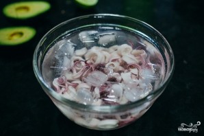 Салат из кальмаров и авокадо - фото шаг 2