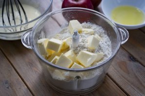 Тертый пирог с яблоками - фото шаг 4