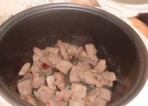Мясо в мультиварке жареное - фото шаг 5