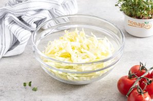 Салат из капусты, болгарского перца и помидоров - фото шаг 2