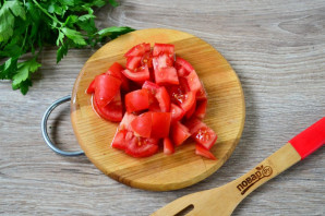 Салат с помидорами, крабовыми палочками, сыром и чесноком - фото шаг 2