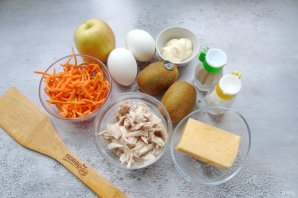 Слоеный салат с курицей, киви и яблоками - фото шаг 1