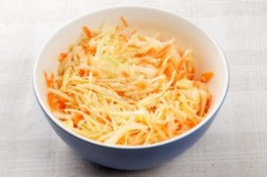 Свежий салат из капусты с морковью - фото шаг 5