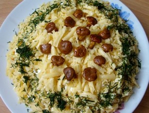 Салат с лисичками и сыром - фото шаг 6