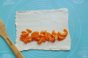 Слоеный рулет с абрикосами - фото шаг 4